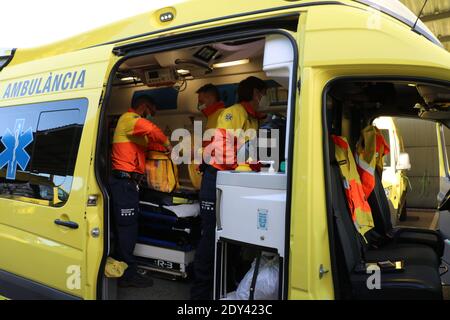 Barcellona, Spagna. 24 Dic 2020. Ramon Pedrosa (L), infermiera di ambulanza per il servizio medico di emergenza Sem della Catalogna, prepara i materiali all'interno di un'ambulanza a Barcellona, in Spagna, il 22 dicembre 2020. Quando la pandemia COVID-19 ha colpito la Spagna a marzo, i servizi di ambulanza del paese sono diventati la punta della lancia. Gli equipaggi delle ambulanze sono stati spinti al limite per soddisfare un numero senza precedenti di richieste di assistenza. Credit: Ismael Peracaula/Xinhua/Alamy Live News Foto Stock