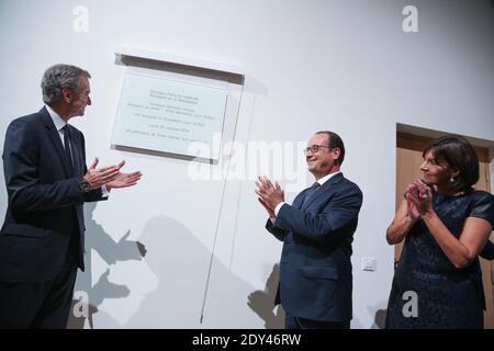 Bernard Arnault, CEO di LVMH, presidente francese Francois Hollande e sindaco di Parigi Anne Hidalgo, in occasione dell'inaugurazione della Fondazione Louis Vuitton, una settimana prima dell'apertura ufficiale al pubblico, a Parigi, in Francia, il 20 ottobre 2014. Foto piscina di Hamilton/ABACAPRESS.COM Foto Stock