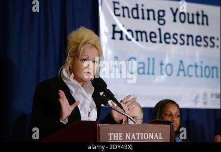 Il musicista Cyndi Lauper, co-fondatore del True Colors Fund and Health and Human Services Family and Youth Services Bureau partecipa a una discussione intitolata, Ending Youth homelessness: A Call to Action al National Press Club 22 ottobre 2014 a Washington, DC, USA. Foto di Olivier Douliery/ABACAPRESS.COM Foto Stock