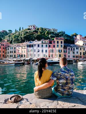 Portofino Liguria, bellissima baia con case colorate a Portofino, Liguria, Italy.Europe, coppia di uomini e donne in vacanza in Italia Foto Stock