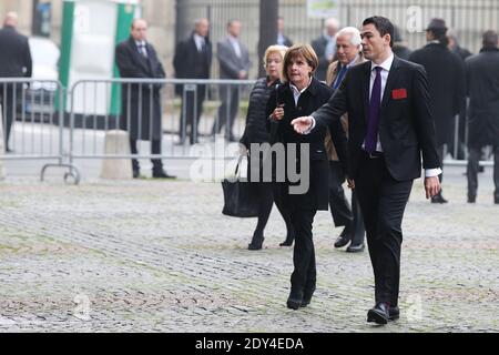 Anne Lauvergeon arriva per un tributo al defunto amministratore delegato Christophe de Margerie, morto in un incidente aereo a Mosca la scorsa settimana, nella chiesa di Saint-Sulpice a Parigi, in Francia, il 27 ottobre 2014. Foto di ABACAPRESS.COM Foto Stock