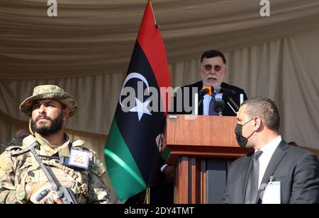 Tripoli, 24 dicembre quest'anno ricorre il 69° anniversario dell'indipendenza della Libia. 24 Dic 2021. Il primo ministro libico Fayez Serraj (posteriore), sostenuto dalle Nazioni Unite, ha pronunciato un discorso durante la celebrazione della Giornata dell'Indipendenza a Tripoli, Libia, il 24 dicembre 2020. Il 24 dicembre di quest'anno ricorre il 69° anniversario dell'indipendenza della Libia, poiché i libici sperano di raggiungere la stabilità e l'unità del loro paese politicamente diviso con le elezioni previste per il 24 dicembre 2021. Credit: Hamza Turkia/Xinhua/Alamy Live News Foto Stock