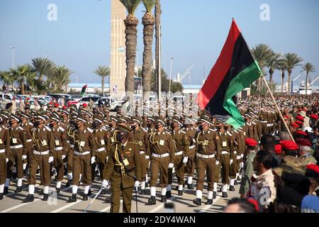 Tripoli, 24 dicembre quest'anno ricorre il 69° anniversario dell'indipendenza della Libia. 24 Dic 2021. I soldati libici partecipano ad una parata durante la celebrazione della Giornata dell'Indipendenza a Tripoli, Libia, il 24 dicembre 2020. Il 24 dicembre di quest'anno ricorre il 69° anniversario dell'indipendenza della Libia, poiché i libici sperano di raggiungere la stabilità e l'unità del loro paese politicamente diviso con le elezioni previste per il 24 dicembre 2021. Credit: Hamza Turkia/Xinhua/Alamy Live News Foto Stock