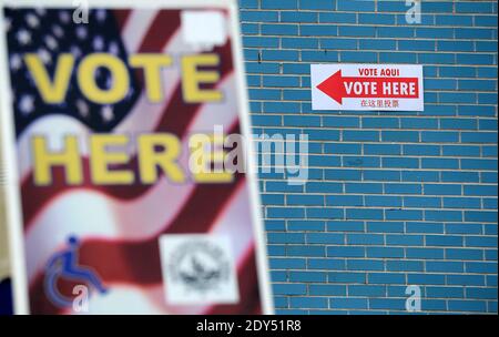 Un seggio elettorale durante le elezioni di medio termine del 4 novembre 2014 nel Nord-est, Washington DC, USA oggi gli americani si dirigono alle urne per votare nelle elezioni di medio termine, che decideranno se repubblicani o democratici controlleranno il Senato. Foto di Olivier Douliery/ABACAPRESS.COM Foto Stock