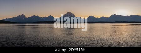 Panorama di ultima luce dietro Tetons in estate Foto Stock