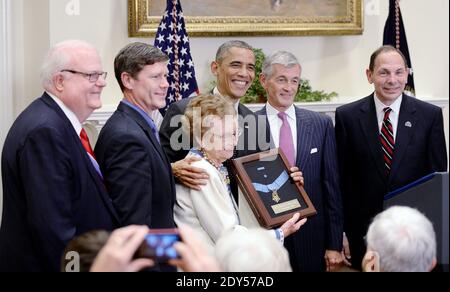 Il presidente degli Stati Uniti Barack Obama presenta affiancato dal congressista Jim Sensenbrenner (R-Wis.), dal congressista Ron Kind, dal segretario dell'esercito John M. McHugh e dal segretario VA, Bob McDonald pone Helen Loring Ensign il parente della Medal of Honor Army primo tenente Alonzo H. Cushing nella stanza Roosevelt della Casa Bianca, 6 novembre 2014 a Washington, DC, USA. Il primo tenente Cushing ha ricevuto la Medaglia d'onore per le sue azioni durante le operazioni di combattimento nelle vicinanze di Cemetery Ridge, Gettysburg, Pennsylvania, il 3 luglio 1863. Foto di Olivier Douliery/ABACAPRESS.COM Foto Stock