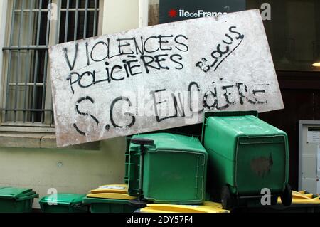 Gli studenti del liceo Carlo Magno hanno bloccato la scuola a Parigi. Gli studenti delle scuole superiori prendono parte ad una manifestazione e hanno bloccato le scuole a Parigi, in Francia, il 7 novembre 2014, in un tributo a Remi Fraisse, Un attivista ambientale di 21 anni, morto nelle prime ore di ottobre 26 durante gli scontri tra le forze di sicurezza e i dimostranti del progetto della diga di Sivens nella Francia meridionale. Secondo la fonte della polizia, 29 stabilimenti sono bloccati, 15 totalmente e 14 parzialmente, 25 stabilimenti sono stati bloccati alle 10 circa, tra cui sei totalmente, nessun degrado e nessuna violenza sono stati contati. Foto di Ala Foto Stock