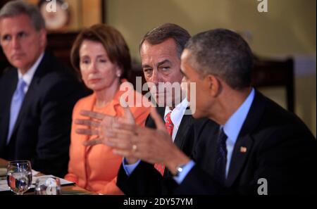 Il presidente Barack Obama incontra la leadership bipartisiana del Congresso nella Old Family Dining Room della Casa Bianca a Washington, DC, USA, il 7 novembre 2014. (Da sinistra a destra: Il leader della maggioranza delle case Kevin McCarthy, i leader della minoranza della Camera Nancy Pelosi, il presidente della Camera John Boehner Obama). Foto di Dennis Brack/piscina/ABACAPRESS.COM Foto Stock