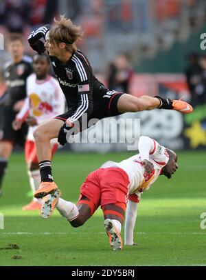 D.C. United Forward Chris Rolfe (18) lancia un attacco contro il difensore dei Red Bulls di New York Ibrahim Sekagya (32) nella prima metà di una semifinale della MLS Eastern Conference presso lo stadio RFK di Washington, DC, USA, l'8 novembre 2014. I Red Bulls sono stati avanzati alla finale della MLS Eastern Conference battendo Uniti sul totale degli obiettivi aggregati, 3-2. Foto di Chuck Myers/ABACAPRESS.COM Foto Stock