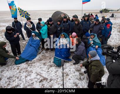 Solo per uso editoriale. Expedition 41 ingegnere leggero Alexander Gerst dell'Agenzia spaziale europea (ESA), a sinistra, Comandante Max Suraev dell'Agenzia spaziale Federale Russa (Roscosmos), centro, E l'ingegnere di volo della NASA Reid Wiseman, siediti in sedie fuori dalla capsula Soyuz TMA-13M pochi minuti dopo che sono atterrati in un'area remota vicino alla città di Arkalyk, Kazakhstan il Lunedi, 10 novembre 2014. Suraev, Wiseman e Gerst tornarono sulla Terra dopo più di cinque mesi a bordo della Stazione spaziale Internazionale, dove servirono come membri della spedizione 40 e 41 equipaggi. Distribuire la foto di Bill Ingalls/NASA/ABACA Foto Stock