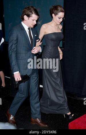 Jack o'Connell e Angelina Jolie si pongono nella sala stampa durante il 18° annuale Hollywood Film Awards al Palladium di Los Angeles, CA, USA il 14 novembre 2014. Foto di Lionel Hahn/ABACAPRESS.COM Foto Stock