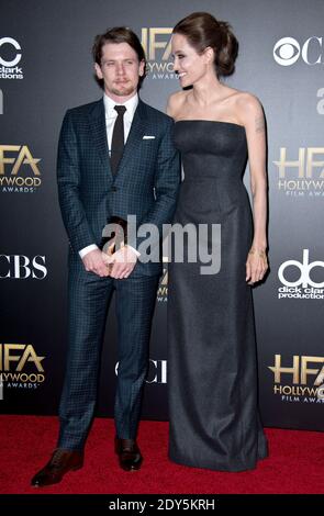 Jack o'Connell e Angelina Jolie si pongono nella sala stampa durante il 18° annuale Hollywood Film Awards al Palladium di Los Angeles, CA, USA il 14 novembre 2014. Angelina Jolie ha scelto di indossare Atelier Versace. Foto di Lionel Hahn/ABACAPRESS.COM Foto Stock