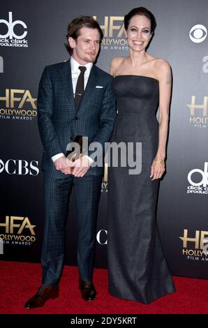 Jack o'Connell e Angelina Jolie si pongono nella sala stampa durante il 18° annuale Hollywood Film Awards al Palladium di Los Angeles, CA, USA il 14 novembre 2014. Angelina Jolie ha scelto di indossare Atelier Versace. Foto di Lionel Hahn/ABACAPRESS.COM Foto Stock