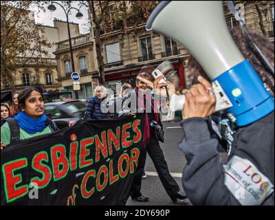 La gente si porta in strada per una manifestazione chiamata dal Collectif Du Droit Des Femmes (Gruppo per i diritti delle donne) come parata di persone con striscioni lettura Stop Women's Slaughter a Parigi, Francia, il 22 novembre 2014, In vista della Giornata internazionale per l'eliminazione della violenza contro le donne, tenutasi il prossimo 25 novembre. Foto di Renaud Khanh/ABACAPRESS.COM Foto Stock