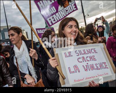 La gente si porta in strada per una manifestazione chiamata dal Collectif Du Droit Des Femmes (Gruppo per i diritti delle donne) come parata di persone con striscioni lettura Stop Women's Slaughter a Parigi, Francia, il 22 novembre 2014, In vista della Giornata internazionale per l'eliminazione della violenza contro le donne, tenutasi il prossimo 25 novembre. Foto di Renaud Khanh/ABACAPRESS.COM Foto Stock