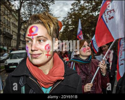 La gente si porta in strada per una manifestazione chiamata dal Collectif Du Droit Des Femmes (Gruppo per i diritti delle donne) come parata di persone con striscioni lettura Stop Women's Slaughter a Parigi, Francia, il 22 novembre 2014, In vista della Giornata internazionale per l'eliminazione della violenza contro le donne, tenutasi il prossimo 25 novembre. Foto di Renaud Khanh/ABACAPRESS.COM Foto Stock