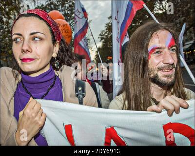 La gente si porta in strada per una manifestazione chiamata dal Collectif Du Droit Des Femmes (Gruppo per i diritti delle donne) come parata di persone con striscioni lettura Stop Women's Slaughter a Parigi, Francia, il 22 novembre 2014, In vista della Giornata internazionale per l'eliminazione della violenza contro le donne, tenutasi il prossimo 25 novembre. Foto di Renaud Khanh/ABACAPRESS.COM Foto Stock