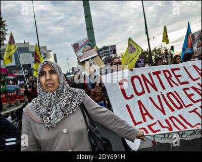 La gente si porta in strada per una manifestazione chiamata dal Collectif Du Droit Des Femmes (Gruppo per i diritti delle donne) come parata di persone con striscioni lettura Stop Women's Slaughter a Parigi, Francia, il 22 novembre 2014, In vista della Giornata internazionale per l'eliminazione della violenza contro le donne, tenutasi il prossimo 25 novembre. Foto di Renaud Khanh/ABACAPRESS.COM Foto Stock