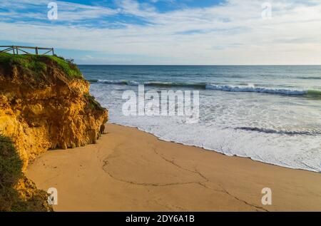 Bella spiaggia vuota vicino Portimao, Algarve, Portogallo Foto Stock