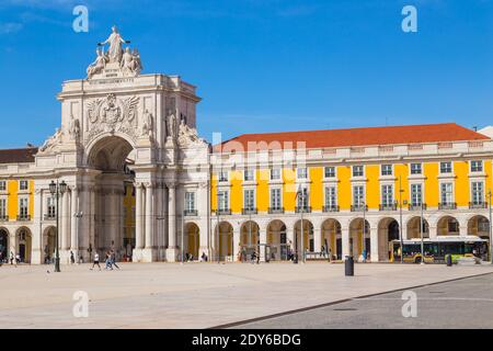 Lisbona, Portogallo - 31 ottobre 2020: Praca do Comercio o Piazza del Commercio, vista delle persone e delle case nel centro di Lisbona, Portogallo. Foto Stock