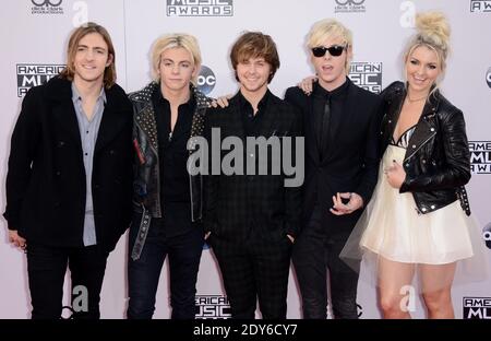 Rocky Lynch, Ross Lynch, Ellington Ratliff, Riker Lynch e Rydel Lynch di R5 partecipano al 42° Annual American Music Awards al Nokia Theatre L.A. Live a Los Angeles, California, USA, il 23 novembre 2014. Foto di Lionel Hahn/ABACAPRESS.COM Foto Stock