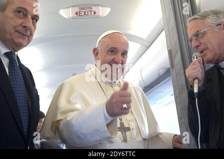 Papa Francesco parla ai giornalisti mentre vola da Roma ad Ankara per la sua visita pastorale in Turchia il 28 novembre 2014. Papa Francesco inizia una visita in Turchia con la delicata missione di rafforzare i legami con i leader musulmani condannando la violenza contro i cristiani e le altre minoranze in Medio Oriente. Foto di ABACAPRESS.COM Foto Stock