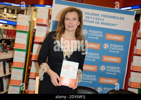 Valerie Trierweiler firma copie del suo nuovo libro 'merci pour ce Moment' al centro commerciale Leclerc a Chambly, Francia il 29 novembre 2014. Foto di Nicolas Briquet/ABACAPRESS.COM Foto Stock