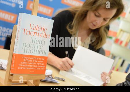 Valerie Trierweiler firma copie del suo nuovo libro 'merci pour ce Moment' al centro commerciale Leclerc a Chambly, Francia il 29 novembre 2014. Foto di Nicolas Briquet/ABACAPRESS.COM Foto Stock
