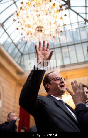 Il presidente francese Francois Hollande si fa un gesto durante la cerimonia di premiazione del Premio fotografico Elysee 2013 al Palazzo Elysee di Parigi, Francia, il 26 novembre 2014. Foto piscina di Revelli-Beaumont/ABACAPRESS.COM Foto Stock