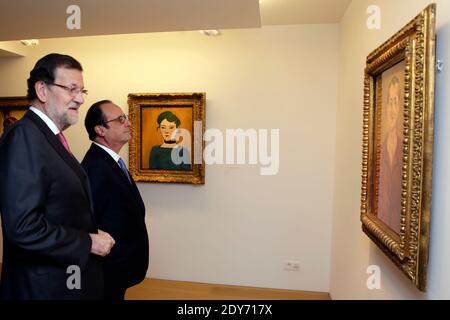 Il presidente francese Francois Hollande e il primo ministro spagnolo Mariano Rajoy (L) guardano al dipinto 'Autoritratto' (1918) dell'artista Joan Miro (R) e al dipinto 'Ritratto di Marguerite' (1906) dell'artista Henri Matisse (retro) esposto nella sala dedicata alla collezione privata di Pablo Picasso, Durante una visita al Museo Picasso nel quartiere Marais di Parigi, Francia, il 1 dicembre 2014. Foto piscina di Philippe Wojazer/ABACAPRESS.COM Foto Stock