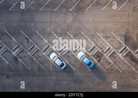 Parcheggio con due auto dall'alto a New Orleans Foto Stock