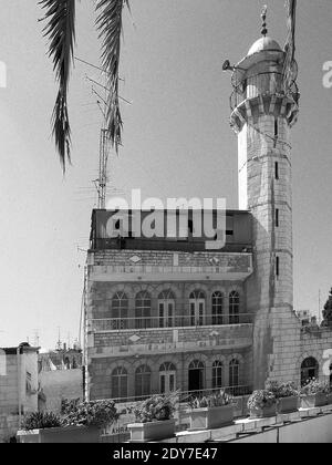 Le haut minaret de la mosquée blanche situé en face de l'Hospice autrichien dans le quartier musulman de Jérusalem. Palestina Israël Foto Stock