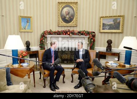 Il presidente DEGLI STATI UNITI Barack Obama incontra il principe William, il duca di Cambridge nell'ufficio ovale della Casa Bianca l'8 dicembre 2014 a Washington, DC, USA. Questa è la prima visita ufficiale del Principe Guglielmo e della Duchessa Caterina agli Stati Uniti Foto di Olivier Douliery/ABACAPRESS.COM Foto Stock