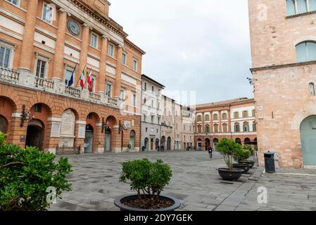 foligno.italy giugno 14 2020 : piazza principale di foligno dove si trova il comune e la chiesa di san feliciano Foto Stock