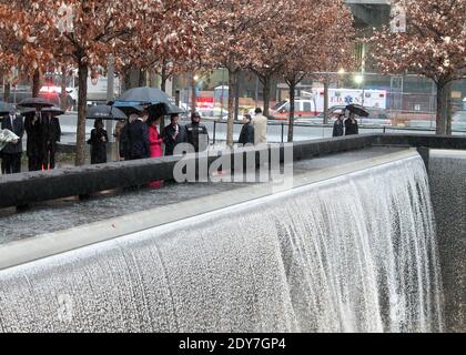 Duca di Cambridge e Duchessa di Cambridge stanno arrivando e facendo una pausa per la riflessione nel Memorial Plaza al World Trade Center di New York City, NY, USA, il 9 dicembre 2014. Foto di Charles Guerin-Morgan Dessalles/ABACAPRESS.COM Foto Stock