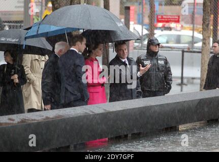 Duca di Cambridge e Duchessa di Cambridge stanno arrivando e facendo una pausa per la riflessione nel Memorial Plaza al World Trade Center di New York City, NY, USA, il 9 dicembre 2014. Foto di Charles Guerin-Morgan Dessalles/ABACAPRESS.COM Foto Stock