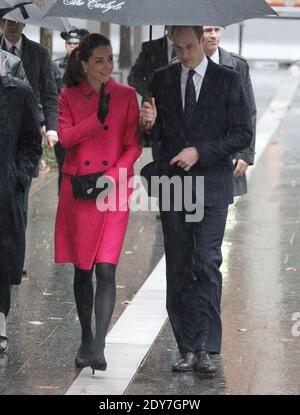 Duca di Cambridge e Duchessa di Cambridge stanno arrivando e facendo una pausa per la riflessione nel Memorial Plaza al World Trade Center di New York City, NY, USA, il 9 dicembre 2014. Foto di Charles Guerin-Morgan Dessalles/ABACAPRESS.COM Foto Stock