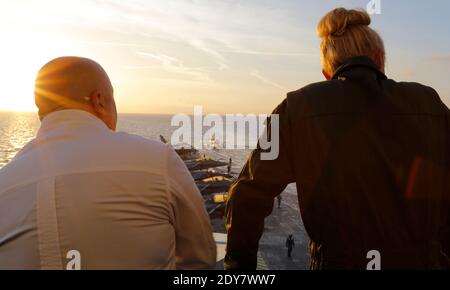 Elodie Gossuin et le chef Thierry Marx sur le pont. Michel Drucker vous fera vivre une veritable immersion a bord de ce batiment de guerre exceptionnel qui fete cette annee 15 ans d’Operations a travers le monde dans l'emission Les Stars Fetent Les 15 Ans Du Charles De Gaulle'. Les celebrites ont partage la vie des 1800 hommes et femmes qui vivent et servent a bord du porte-avions. Foto di Stefano Terzulli/ABACAPRESS.COM Foto Stock