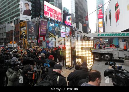 I numeri di Capodanno 2015 sono illuminati in Times Square a New York City, NY, USA, il 16 dicembre 2014. Il gigante, alto sette piedi, 15 è arrivato su un camion pianale sulla 46th Street e Broadway martedì, Il 16 dicembre alle ore 11 i numeri saranno portati in cima a One Times Square dove riposeranno per alcuni giorni prima di completare il cartello 2-0-1-5 che si illumina a mezzanotte di Capodanno per annunciare l'inizio del nuovo anno al completamento Della caduta di sfera. Foto di Charles Guerin/ABACAPRESS.COM Foto Stock