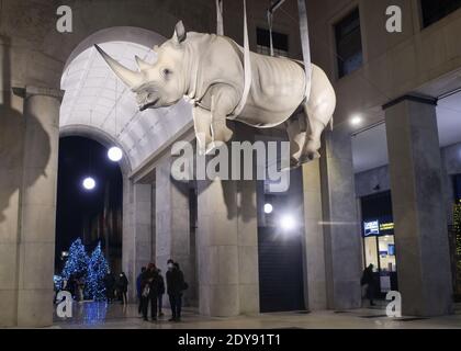 Brescia, Italia. 23 dicembre 2020. Inaugurata la nuova scultura moderna in piazza Victoria quadriportico nel centro di Brescia di Stefano Bombardieri: 'Il peso del tempo sospeso'. Opere d'arte incredibili e originali (Foto di Luca ponti/Pacific Press) Credit: Pacific Press Media Production Corp./Alamy Live News Foto Stock