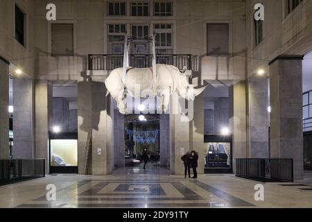 Brescia, Italia. 23 dicembre 2020. Inaugurata la nuova scultura moderna in piazza Victoria quadriportico nel centro di Brescia di Stefano Bombardieri: 'Il peso del tempo sospeso'. Opere d'arte incredibili e originali (Foto di Luca ponti/Pacific Press) Credit: Pacific Press Media Production Corp./Alamy Live News Foto Stock