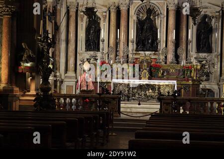 La cappella reale del Tesoro di San Gennaro è una cappella barocca della cattedrale di Napoli costruita per volontà dei napoletani per un voto a San Gennaro. È una delle più alte espressioni artistiche della città, sia per la concentrazione e il prestigio delle opere in essa contenute, sia per il numero di artisti di fama internazionale che hanno partecipato alla sua realizzazione. Le decorazioni pittoriche e affrescate dell'interno, eseguite principalmente da Domenichino e Lanfranco, fanno della cappella l'epicentro della pittura emiliana barocca di Napoli. Foto Stock