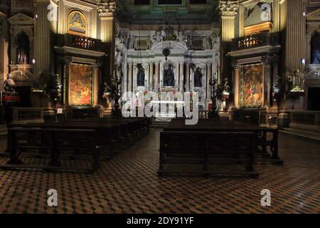 La cappella reale del Tesoro di San Gennaro è una cappella barocca della cattedrale di Napoli costruita per volontà dei napoletani per un voto a San Gennaro. È una delle più alte espressioni artistiche della città, sia per la concentrazione e il prestigio delle opere in essa contenute, sia per il numero di artisti di fama internazionale che hanno partecipato alla sua realizzazione. Le decorazioni pittoriche e affrescate dell'interno, eseguite principalmente da Domenichino e Lanfranco, fanno della cappella l'epicentro della pittura emiliana barocca di Napoli. Foto Stock