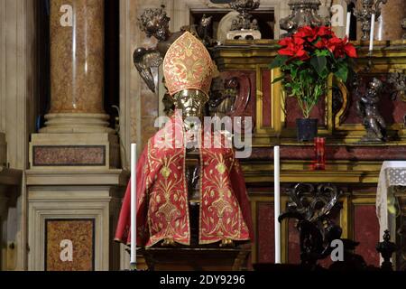 La cappella reale del Tesoro di San Gennaro è una cappella barocca della cattedrale di Napoli costruita per volontà dei napoletani per un voto a San Gennaro. È una delle più alte espressioni artistiche della città, sia per la concentrazione e il prestigio delle opere in essa contenute, sia per il numero di artisti di fama internazionale che hanno partecipato alla sua realizzazione. Le decorazioni pittoriche e affrescate dell'interno, eseguite principalmente da Domenichino e Lanfranco, fanno della cappella l'epicentro della pittura emiliana barocca di Napoli. Il busto di San Gennaro all'interno della Cappella reale del Tesoro Foto Stock