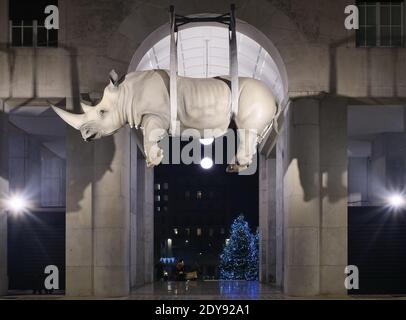 Brescia, Italia. 23 dicembre 2020. Inaugurata la nuova scultura moderna in piazza Victoria quadriportico nel centro di Brescia di Stefano Bombardieri: 'Il peso del tempo sospeso'. Opere d'arte incredibili e originali (Foto di Luca ponti/Pacific Press) Credit: Pacific Press Media Production Corp./Alamy Live News Foto Stock