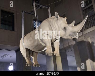 Brescia, Italia. 23 dicembre 2020. Inaugurata la nuova scultura moderna in piazza Victoria quadriportico nel centro di Brescia di Stefano Bombardieri: 'Il peso del tempo sospeso'. Opere d'arte incredibili e originali (Foto di Luca ponti/Pacific Press) Credit: Pacific Press Media Production Corp./Alamy Live News Foto Stock