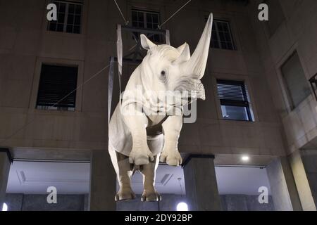 Brescia, Italia. 23 dicembre 2020. Inaugurata la nuova scultura moderna in piazza Victoria quadriportico nel centro di Brescia di Stefano Bombardieri: 'Il peso del tempo sospeso'. Opere d'arte incredibili e originali (Foto di Luca ponti/Pacific Press) Credit: Pacific Press Media Production Corp./Alamy Live News Foto Stock