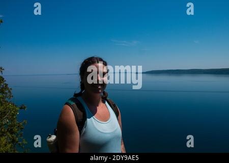 Tobermory Canada, luglio 01 2020: Foto editoriale di una donna in cima a un sentiero escursionistico che guarda felice. Foto di alta qualità Foto Stock