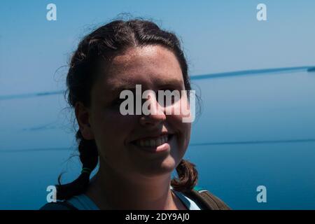 Tobermory Canada, luglio 01 2020: Foto editoriale di una donna in cima a un sentiero escursionistico che guarda felice. Foto di alta qualità Foto Stock