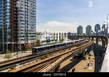 VANCOUVER, CANADA - 14 APRILE 2020: Sistema di transito rapido Skytrain strada ferroviaria sopraelevata in centro. Foto Stock